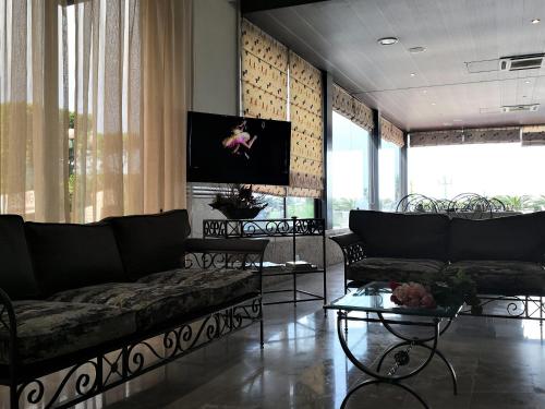 Jagatud salong / TV-ala, Holiday Suites Hotel & Beach Resort in Jounieh Jagatud salong / TV-ala, Holiday Suites Hotel & Beach Resort in Jounieh