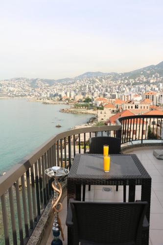 Ümbrus, Holiday Suites Hotel & Beach Resort in Jounieh Ümbrus, Holiday Suites Hotel & Beach Resort in Jounieh