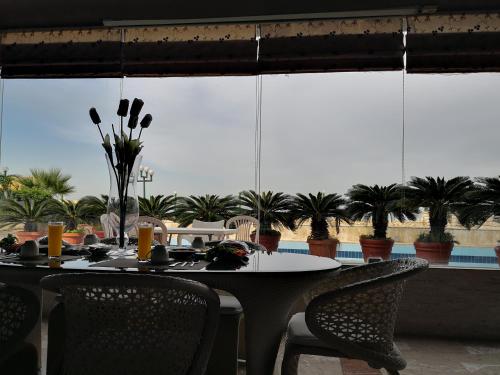 Restaurace, Holiday Suites Hotel & Beach Resort in Jounieh Restaurace, Holiday Suites Hotel & Beach Resort in Jounieh