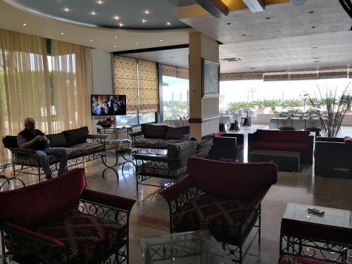 Vestíbulo, Holiday Suites Hotel & Beach Resort in Jounieh City Center Vestíbulo, Holiday Suites Hotel & Beach Resort in Jounieh City Center