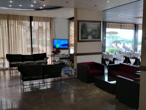 Vestíbulo, Holiday Suites Hotel & Beach Resort in Jounieh City Center Vestíbulo, Holiday Suites Hotel & Beach Resort in Jounieh City Center