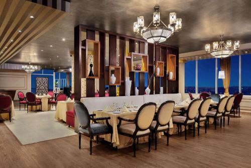 Restoran, Ramada by Wyndham Karachi Creek in Karaçi Restoran, Ramada by Wyndham Karachi Creek in Karaçi