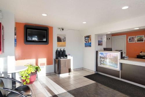 Lobby, Motel 6 Denver, CO – Downtown in Denver Lobby, Motel 6 Denver, CO – Downtown in Denver