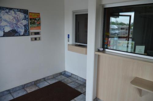 Lobby, Super 7 Inn near Memphis International Airport Lobby, Super 7 Inn near Memphis International Airport