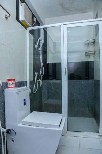 Bathroom, Hotel Green Grass in Jaffna Bathroom, Hotel Green Grass in Jaffna
