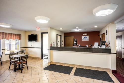 Lobby, Super 8 by Wyndham Galesburg in Galesburg (IL) Lobby, Super 8 by Wyndham Galesburg in Galesburg (IL)