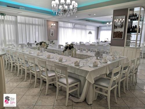 Restaurant, Hotel Leon - Ristorante Al Cavallino Rosso in San Giovanni Rotondo Restaurant, Hotel Leon - Ristorante Al Cavallino Rosso in San Giovanni Rotondo