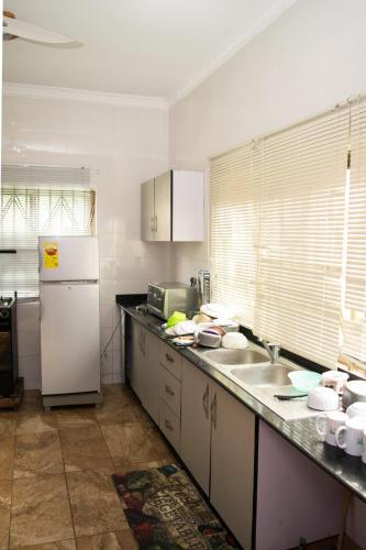 مطبخ, 3A's Guest House in Akosombo مطبخ, 3A's Guest House in Akosombo