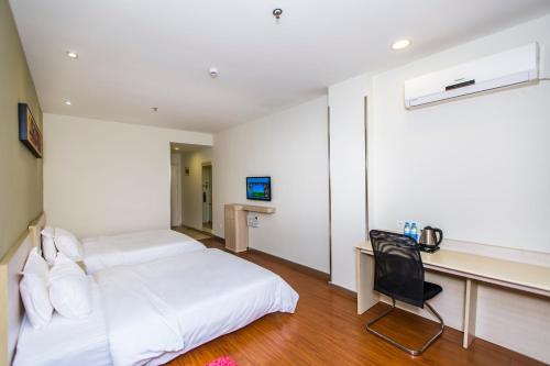 This photo about Hanting Express Yangzhou Slender West Lake Ximen shared on HyHotel.com