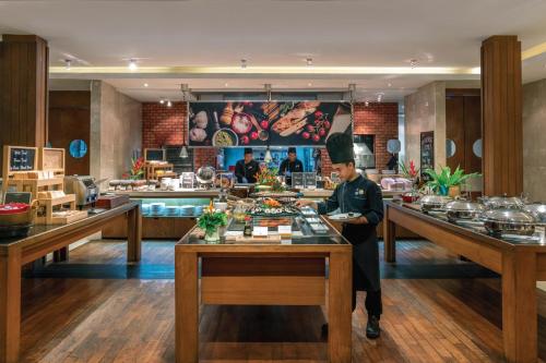 Food and beverages, Holiday Inn Resort Phuket Surin Beach By IHG in Surin Food and beverages, Holiday Inn Resort Phuket Surin Beach By IHG in Surin