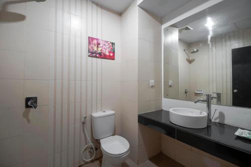 This photo about RedDoorz Premium near Pantai Losari 2 shared on HyHotel.com