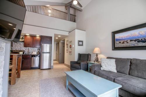 在meiguo.com看到的Lodge At Mountain Village by Lespri Management的介绍图片