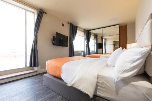 Romana Hotel - NYC in New York (NY) Romana Hotel - NYC in New York (NY)