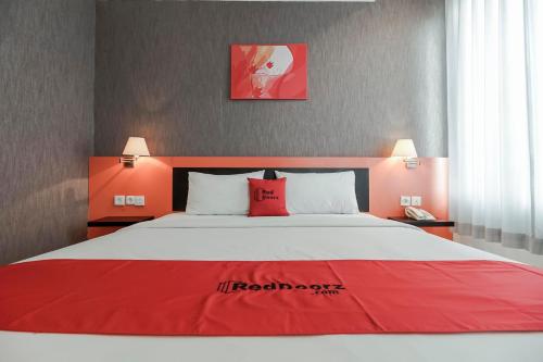 This photo about RedDoorz Premium near Pantai Losari 2 shared on HyHotel.com