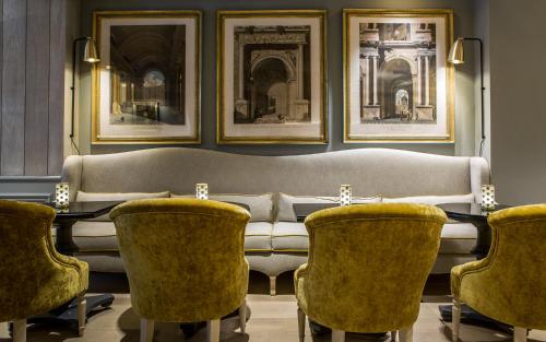 Shared lounge/TV area, Charles V in 4th - The Marais Shared lounge/TV area, Charles V in 4th - The Marais