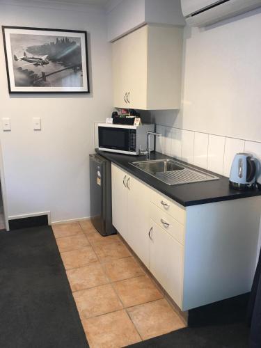 Kitchen, Deco City Motor Lodge in Napier Kitchen, Deco City Motor Lodge in Napier