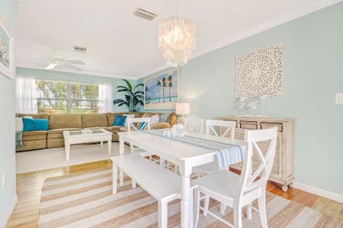 Comfortably Chic Pool Home Retreat in Kelet-Naples Comfortably Chic Pool Home Retreat in Kelet-Naples