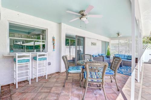 Comfortably Chic Pool Home Retreat in Kelet-Naples Comfortably Chic Pool Home Retreat in Kelet-Naples