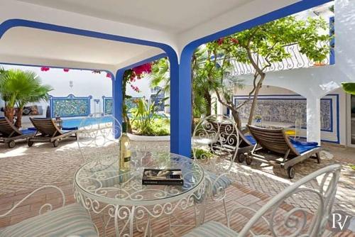 Carvoeiro Villa Sleeps 8 Air Con in Carvoeiro City Center Carvoeiro Villa Sleeps 8 Air Con in Carvoeiro City Center