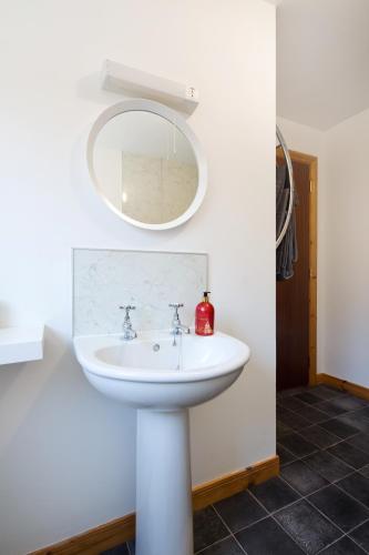 Bathroom, Skye View in Glenelg Bathroom, Skye View in Glenelg
