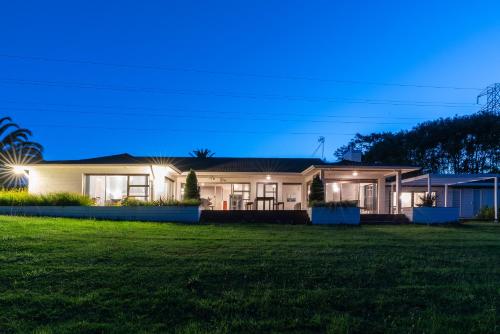 Riverhead Lifestyle 4 Bdrm Villa+Superior Entertaining facilities in Riverhead Riverhead Lifestyle 4 Bdrm Villa+Superior Entertaining facilities in Riverhead