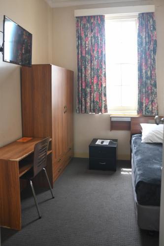Guestroom, Castlereagh Hotel in Dubbo Guestroom, Castlereagh Hotel in Dubbo