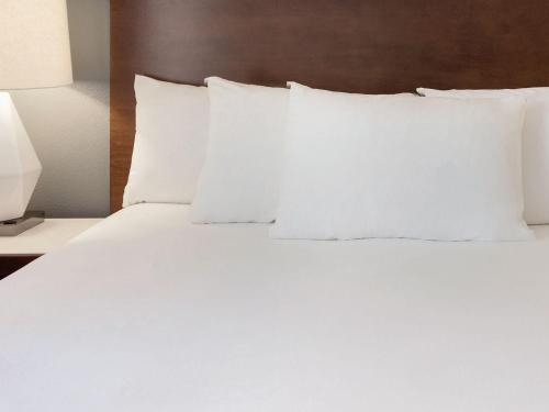 Bed, Radisson Hotel Phoenix Airport in Phoenix (AZ) Bed, Radisson Hotel Phoenix Airport in Phoenix (AZ)