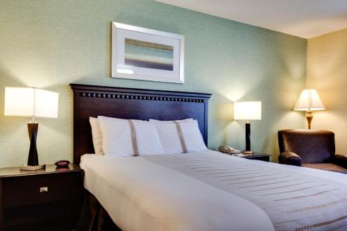 Guestroom, Fireside Inn and Suites in Devils Lake (ND) Guestroom, Fireside Inn and Suites in Devils Lake (ND)