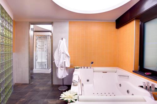 Bathroom, Abalon Pompei Resort in Pompei Bathroom, Abalon Pompei Resort in Pompei