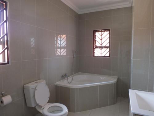 Kamar Mandi, Royal Castle Guest House in Windhoek Kamar Mandi, Royal Castle Guest House in Windhoek