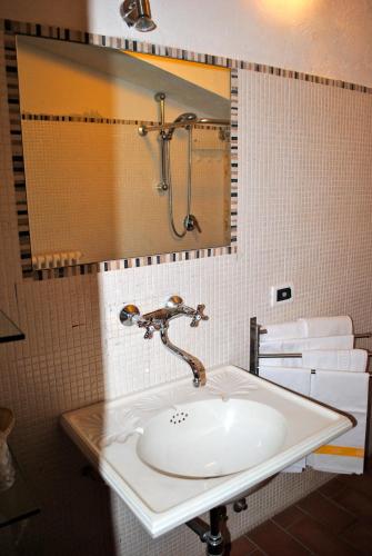 Bathroom, La Locanda sul Lago in Santo Stefano di Sessanio Bathroom, La Locanda sul Lago in Santo Stefano di Sessanio