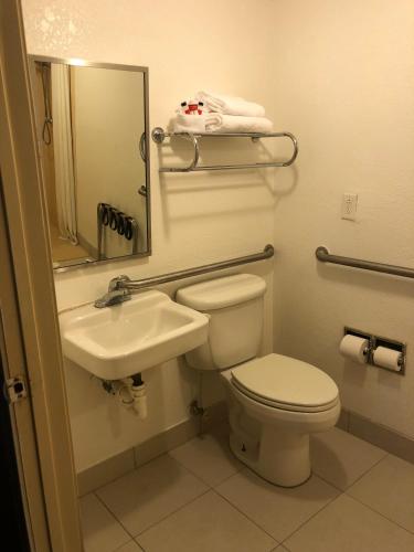 在meiguo.com看到的Executive Garden Titusville Hotel的介绍图片