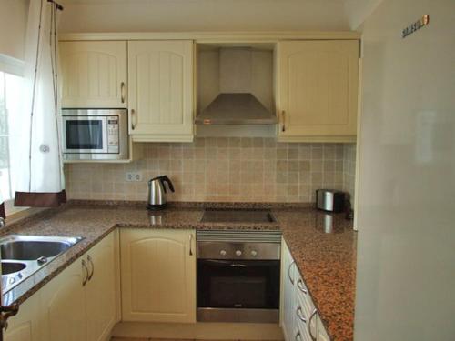Vale do Lobo Villa Sleeps 4 Pool Air Con WiFi in อัลมานซิล Vale do Lobo Villa Sleeps 4 Pool Air Con WiFi in อัลมานซิล