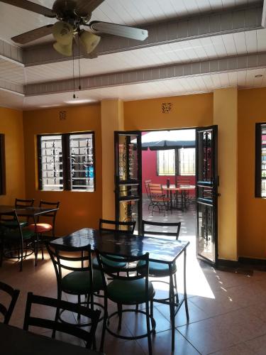 Étterem, Sunview Lodge & Restaurant in Kibwezi Étterem, Sunview Lodge & Restaurant in Kibwezi