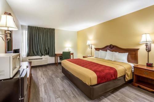 Econo Lodge Inn & Suites in Fairview Heights Econo Lodge Inn & Suites in Fairview Heights