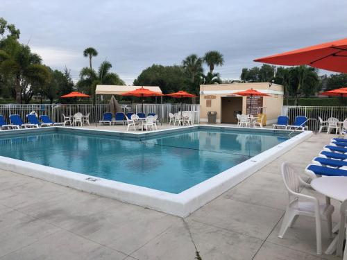 Swimming pool, Vacation Village at Bonaventure near Duffy's Sports Grill Swimming pool, Vacation Village at Bonaventure near Duffy's Sports Grill