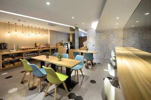 Shared lounge/TV area, Via Hotel Taipei Station near Ximending Shopping District Shared lounge/TV area, Via Hotel Taipei Station near Ximending Shopping District