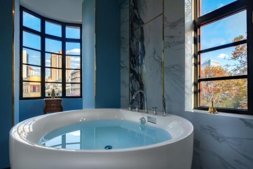 Moon and Chalice in Kunming Moon and Chalice in Kunming