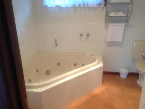 This photo about Redwood Manor Motel Apartments shared on HyHotel.com