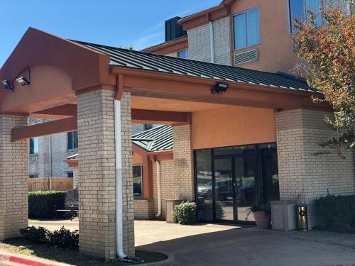 Exterior view, Americas Best Value Inn Addison Dallas in Addison Airport Exterior view, Americas Best Value Inn Addison Dallas in Addison Airport