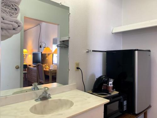 This photo about Economy Inn Kingman shared on HyHotel.com