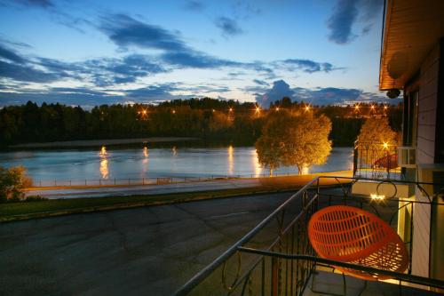 Kilátás, Motel Chute des Pères (Motel Chute des Peres) in Dolbeau-Mistassini (QC) Kilátás, Motel Chute des Pères (Motel Chute des Peres) in Dolbeau-Mistassini (QC)