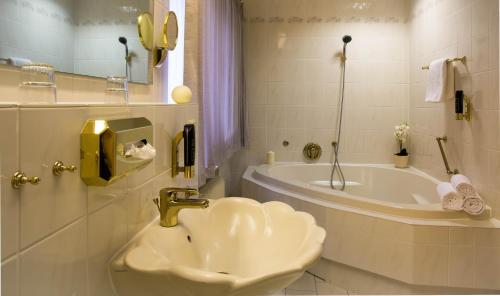 This photo about Hotel Wittelsbach am Kurfurstendamm shared on HyHotel.com