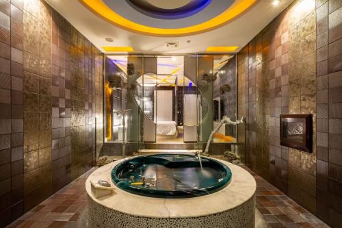 Shower, Vogue Boutigue Motel near Forest and Bird Garden Shower, Vogue Boutigue Motel near Forest and Bird Garden