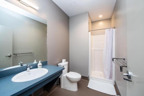 Bathroom, Nowhere Special in Rossland (BC) Bathroom, Nowhere Special in Rossland (BC)