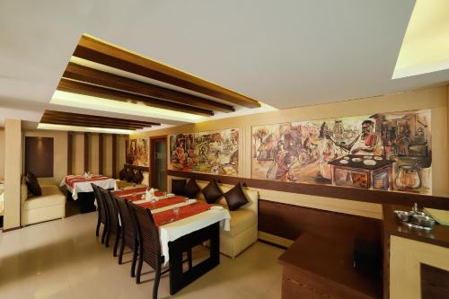 Restaurant, Sreepathi Indraprastha Hotel and Serviced Apartments in Guruvayoor Restaurant, Sreepathi Indraprastha Hotel and Serviced Apartments in Guruvayoor