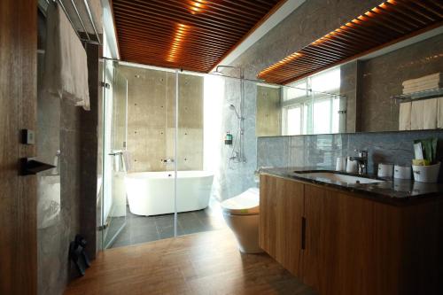 Bathroom, Sunrise Bed and Breakfast near Mukumugi Valley Bathroom, Sunrise Bed and Breakfast near Mukumugi Valley