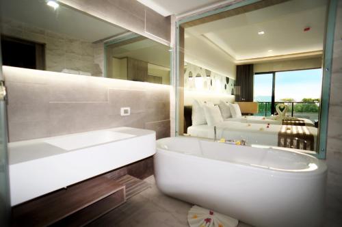 Bathroom, Pattaya Discovery Beach Hotel (SHA Plus+) in Pattaya Bathroom, Pattaya Discovery Beach Hotel (SHA Plus+) in Pattaya