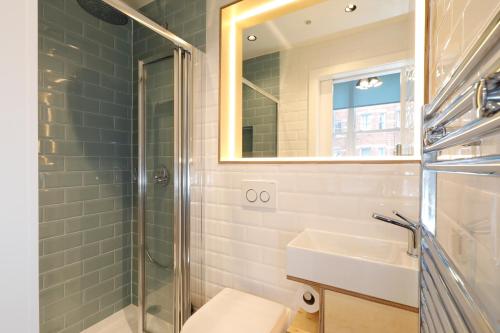 Bathroom, Exhibition Court Hotel in Earls Court Bathroom, Exhibition Court Hotel in Earls Court