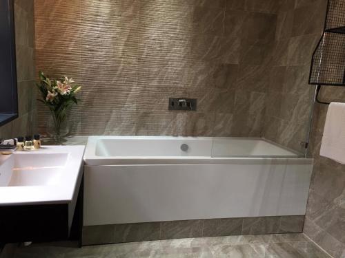 dusch, Charter House in Newport Central dusch, Charter House in Newport Central